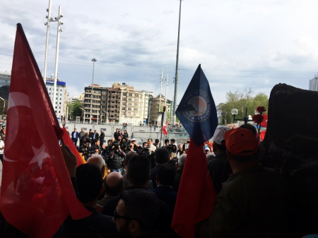 - 1 MAYIS 2017- TAKSİM ANITINA ÇELENK KOYMA 